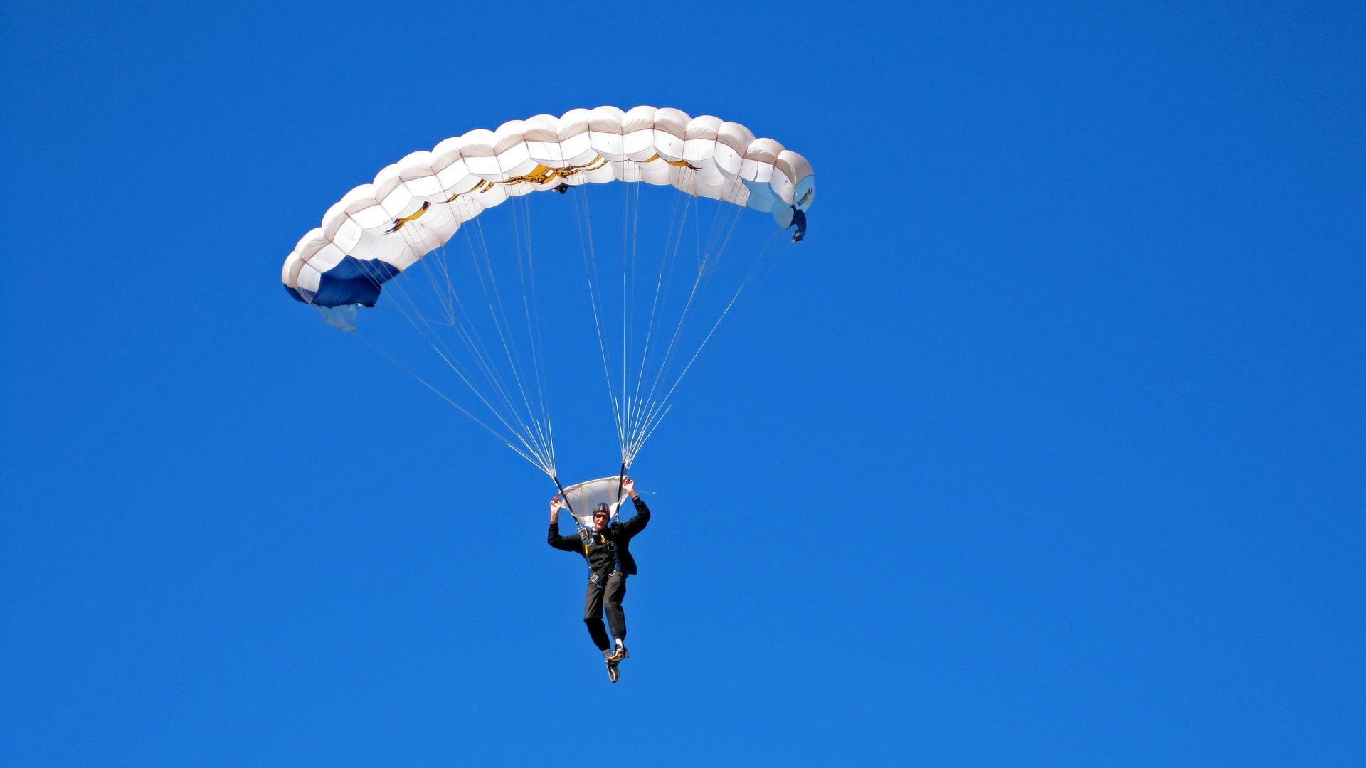 北欧风暴席卷巴黎,丹麦险胜法国,黄鸭组合点燃赛场传奇